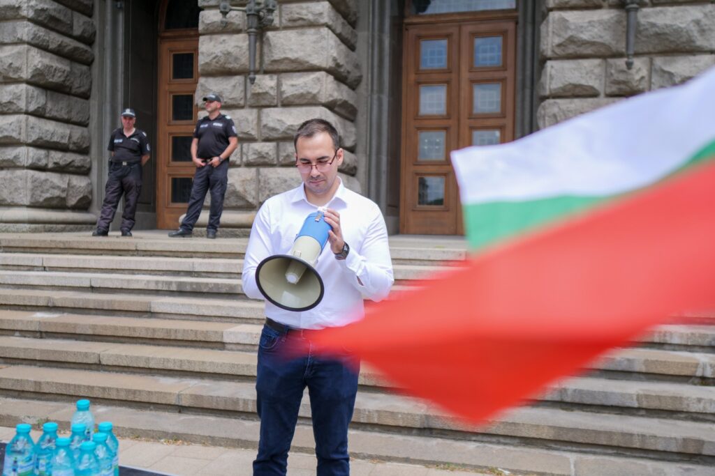 Адвокат Расташки повежда протест срещу мобилните оператори, колекторите и ЧСИ-та